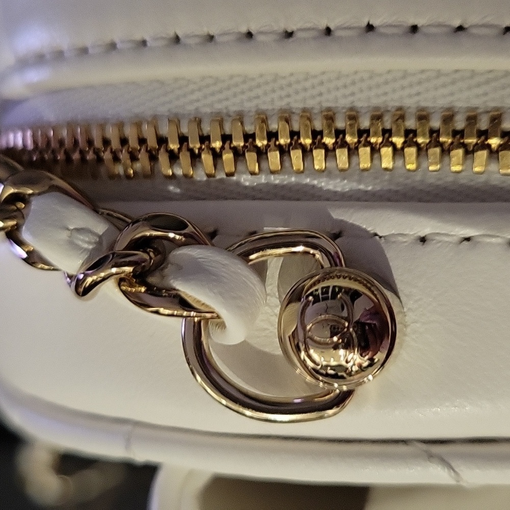 Chanel heart bag large size in white - Picture 12 of 16